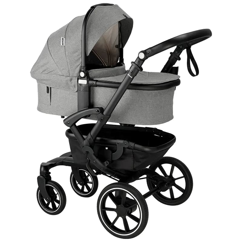 Grauer Kinderwagen mit Babywanne, Schiebegriff und großen Rädern, Produktbild vor Weiß
