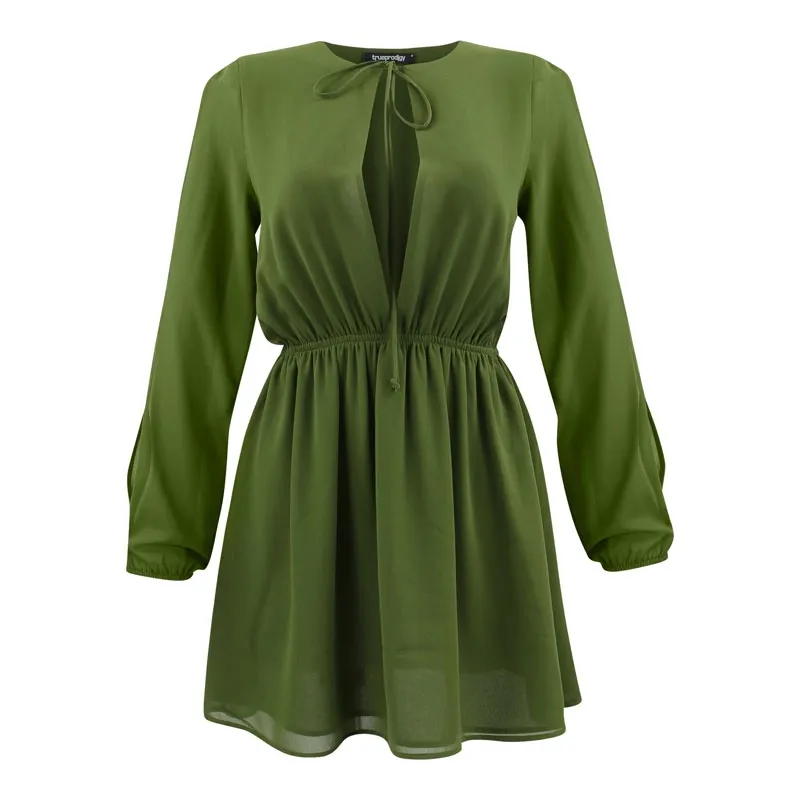 Olivgrünes Sommerkleid mit langen Ärmeln und Taillenraffung als Hollowman-Aufnahme vor Weiß