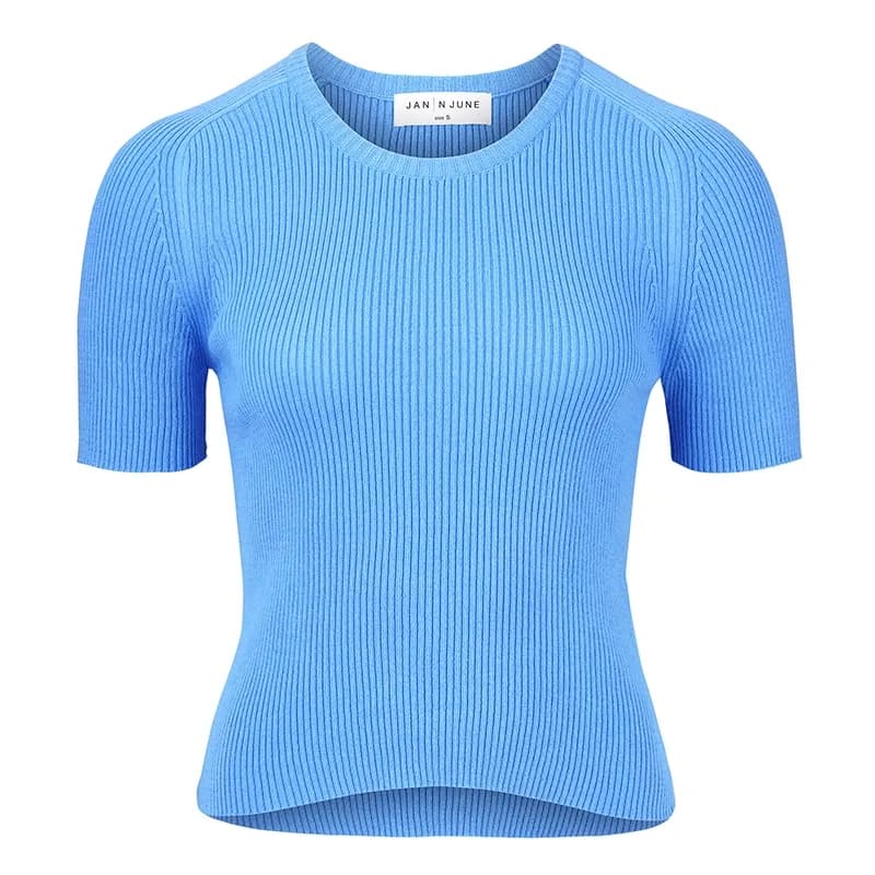 Hellblaues Strickshirt mit kurzen Ärmeln als Hollowman-Aufnahme vor Weiß