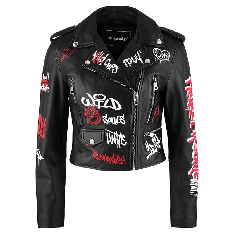 Schwarze Lederjacke mit Graffiti-Print, freigestellt vor Weiß, Ausgangsbild für KI-Szenen