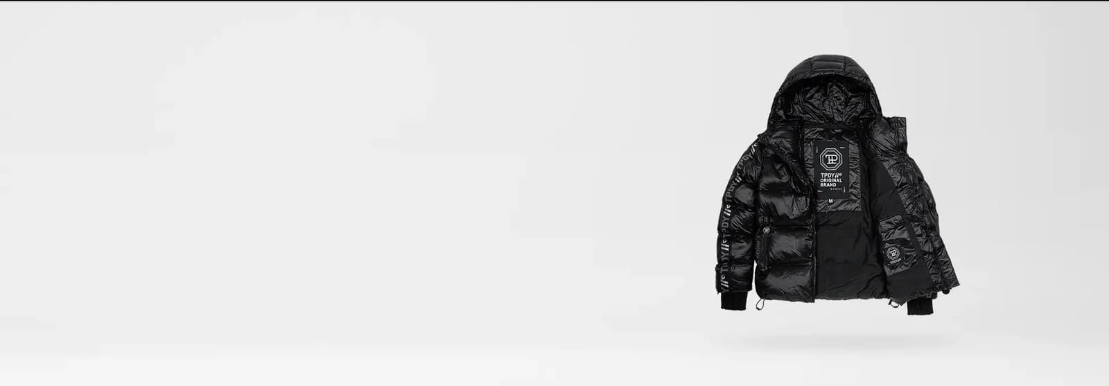 Schwarze Steppjacke mit Kapuze als Legeware-Aufnahme, schwebend auf hellem Studiogrund