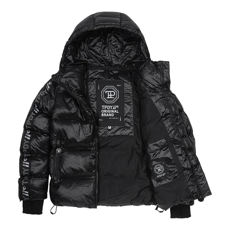 Schwarze Daunenjacke mit Kapuze und Schriftzug am Ärmel, geöffnet mit sichtbarem Futter und Markenetikett, als Legeware-Aufnahme vor Weiß