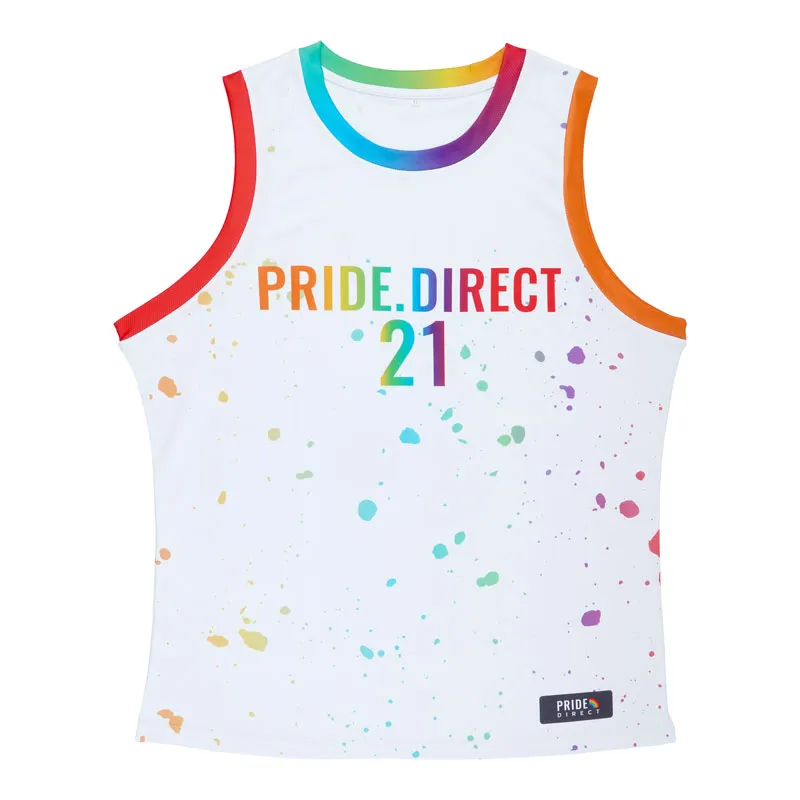 Weißes Basketball-Trikot mit Regenbogen-Schriftzug und Farbspritzern als Legeware-Aufnahme vor Weiß