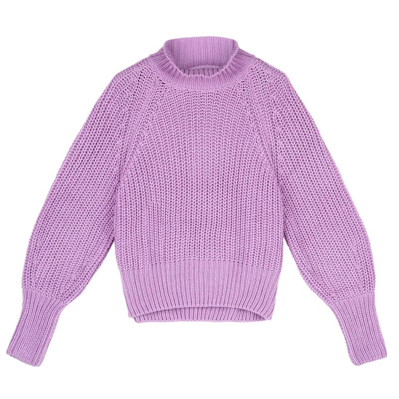 Fliederfarbener Grobstrickpullover als Legeware-Aufnahme vor Weiß