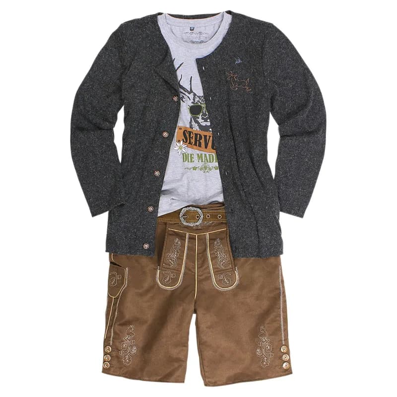 Graue Trachten-Strickjacke über T-Shirt mit brauner Lederhose als Legeware-Outfit vor Weiß