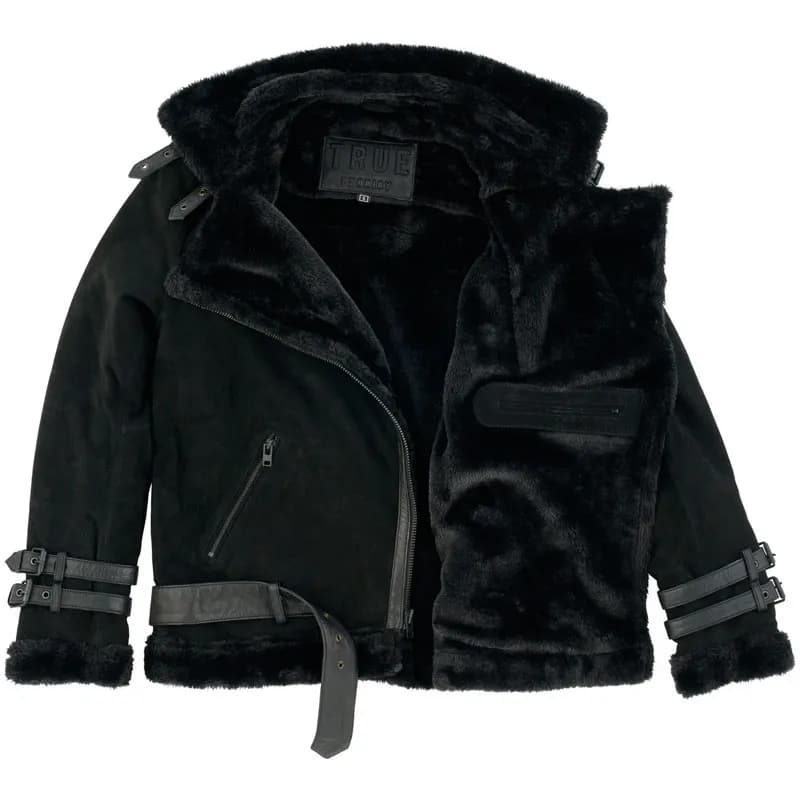 Schwarze Lederjacke mit Fellkragen und Schnallen als Legeware-Aufnahme vor Weiß