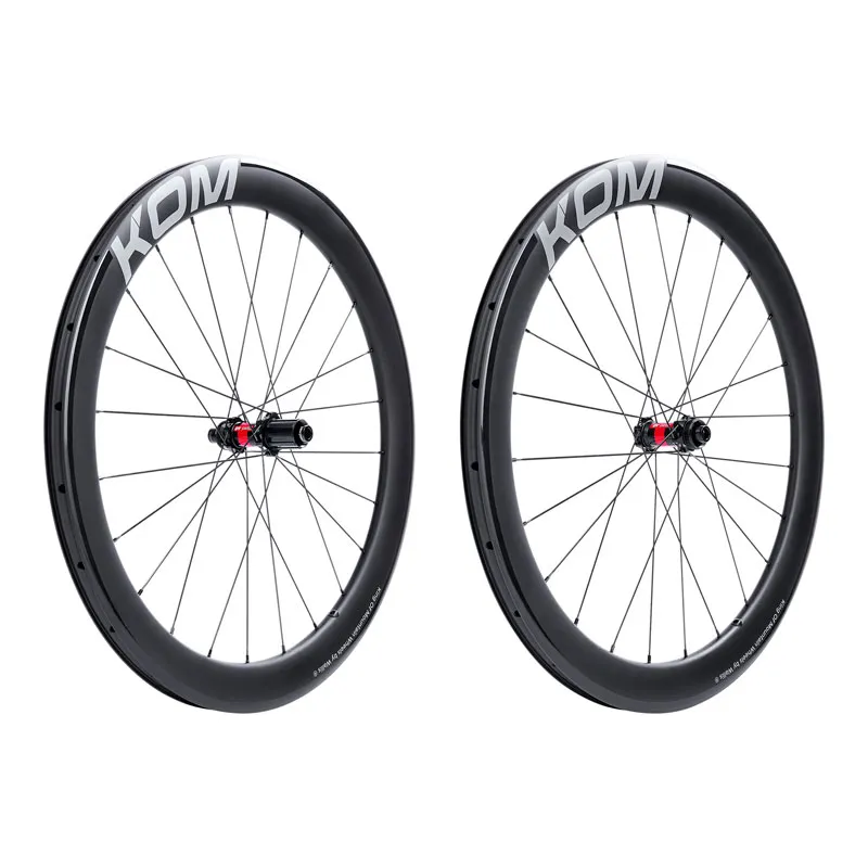 Zwei Carbon-Laufräder für ein Rennrad nebeneinander, Packshot vor Weiß