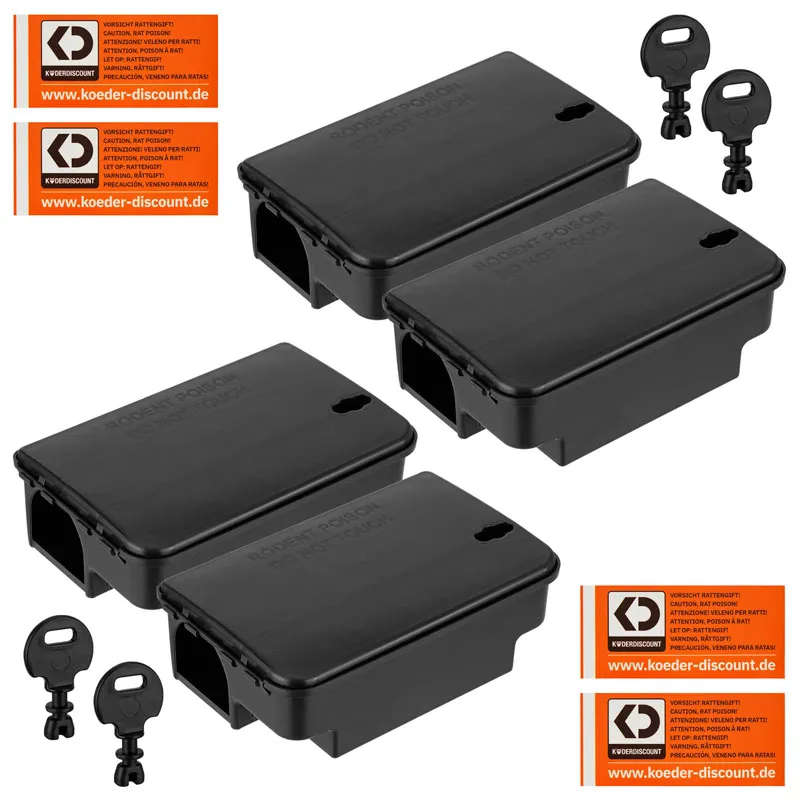 Vier schwarze Köderboxen mit Schlüsseln und Warnaufklebern, Packshot vor Weiß