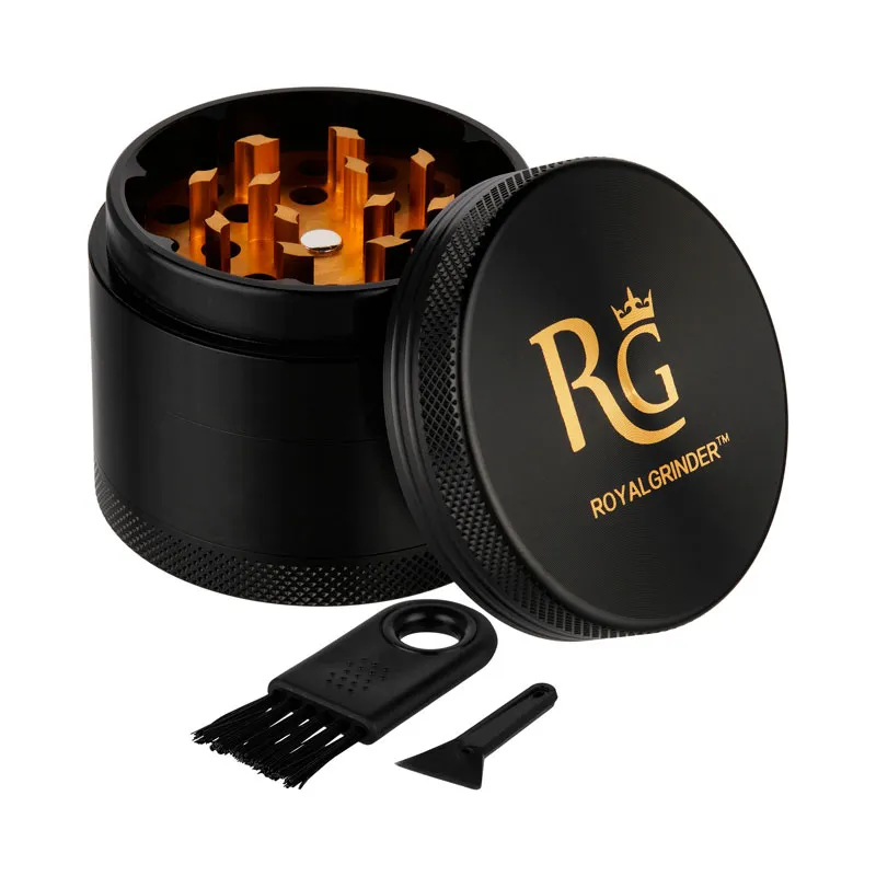 Schwarzer Tabak-Grinder mit abgenommenem Deckel, Reinigungspinsel und Schaber, Packshot vor Weiß