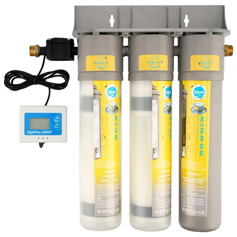 Dreistufige Untertisch-Wasserfilteranlage mit Digitalanzeige und Kabel, Packshot vor Weiß
