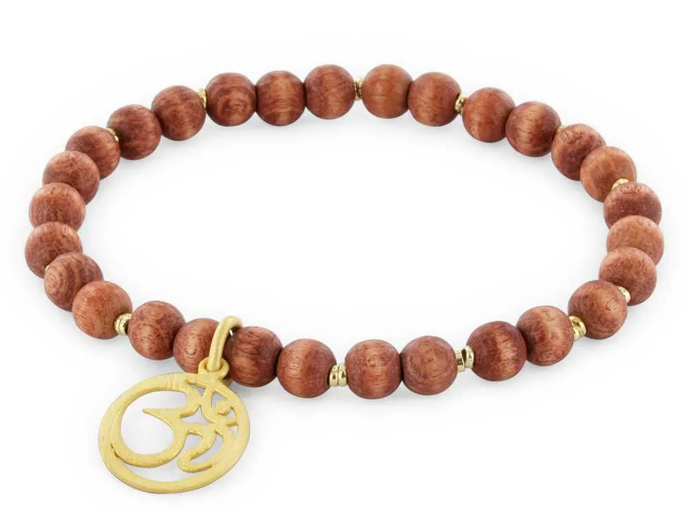 Armband aus rotbraunen Holzperlen mit goldenem Symbol-Anhänger, freigestellt vor Weiß