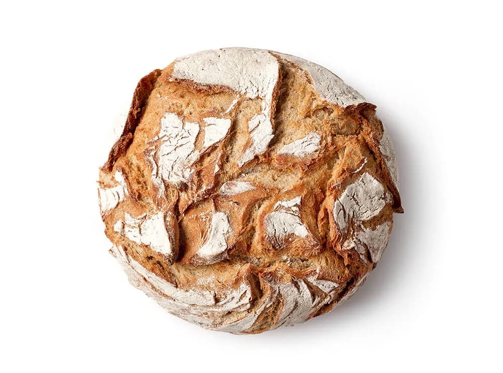 Rundes Bauernbrot mit bemehlter, rissiger Kruste von oben, freigestellt vor Weiß