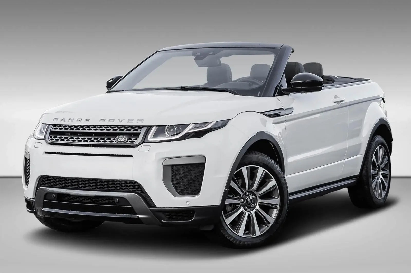 Weißes Cabrio-SUV von schräg vorn vor hellem Studiohintergrund mit grauem Boden