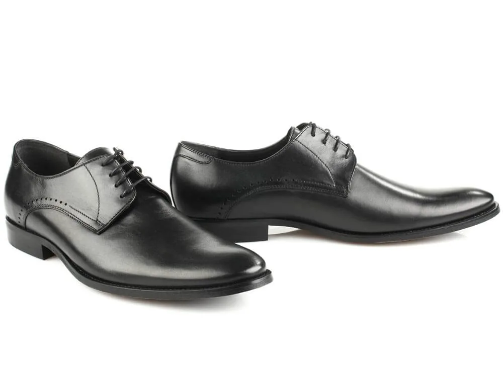 Schwarze Derby-Schuhe aus Glattleder als Paar, freigestellt vor Weiß