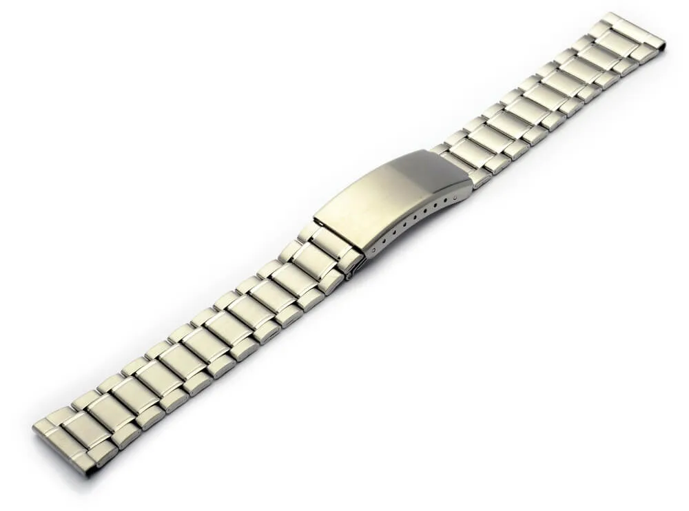Gliederarmband aus hellem Metall für eine Uhr mit Faltschließe, schräg liegend vor Weiß