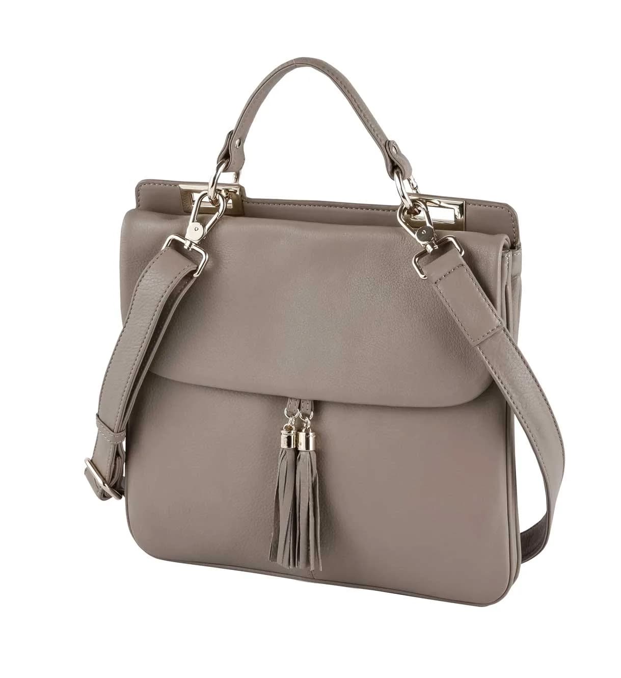 Handtasche in Taupe mit Henkel, Schulterriemen und Quaste, freigestellt vor Weiß