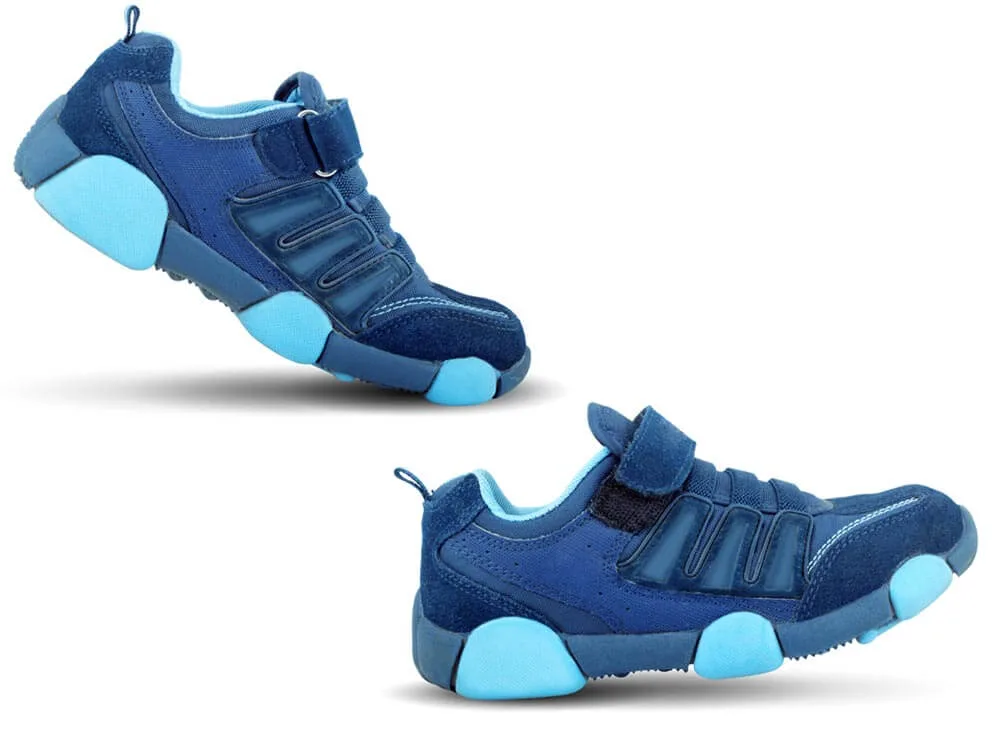 Paar blaue Kinderschuhe mit Klettverschluss, schwebend freigestellt vor Weiß