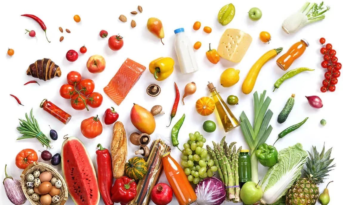 Bunte Lebensmittel von oben ausgebreitet, Obst, Gemüse, Fisch, Käse und Kräuter vor Weiß