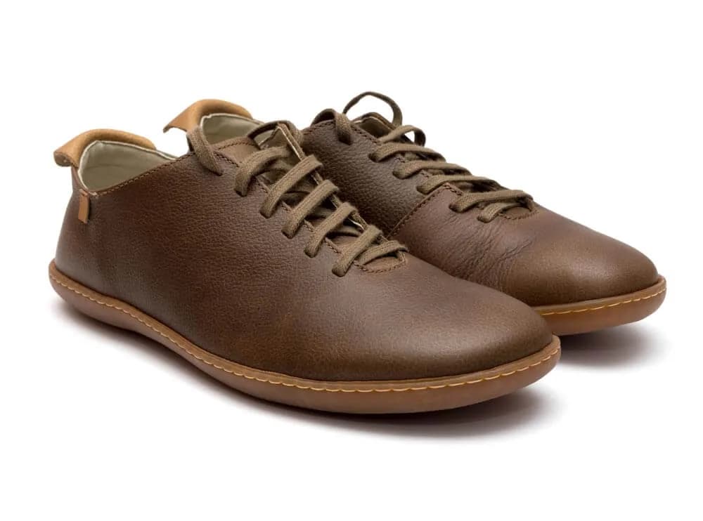 Braune Lederhalbschuhe mit Schnürung und Gummisohle, als Paar freigestellt vor Weiß