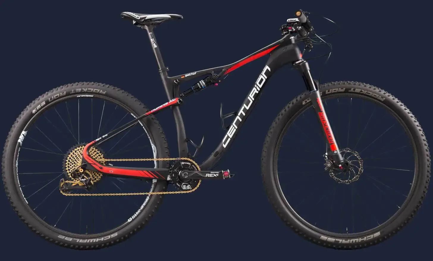 Mountainbike in Schwarz mit roten Akzenten, freigestellt vor dunkelblauem Grund