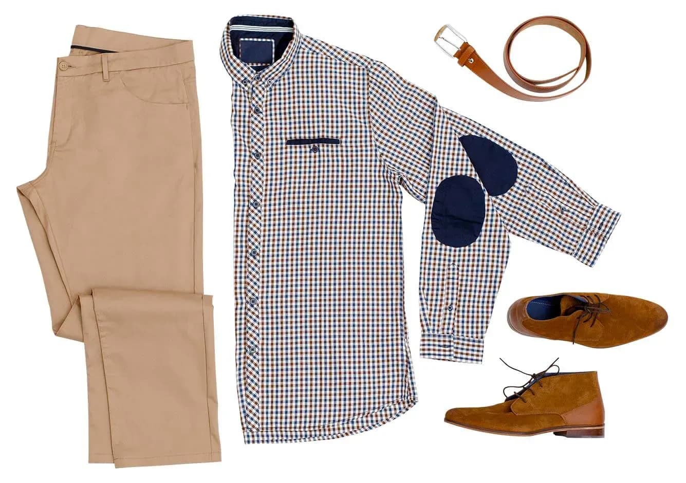 Herren-Outfit aus Chinohose, kariertem Hemd, Gürtel, Mütze und Stiefeln, als Legeware-Montage vor Weiß