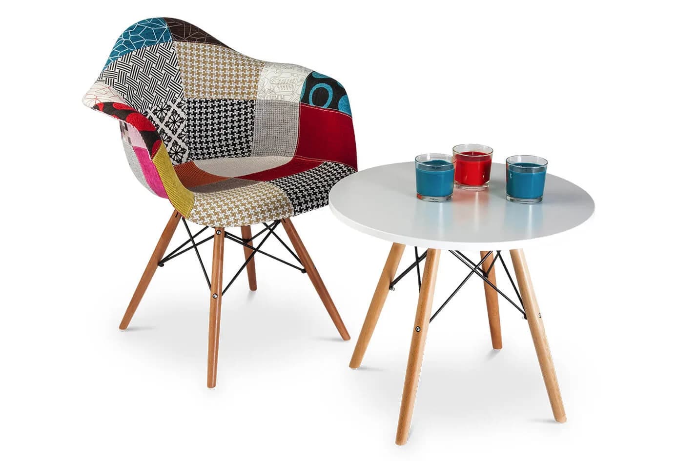 Schalenstuhl mit Patchwork-Bezug und runder Beistelltisch mit farbigen Gläsern, freigestellt vor Weiß