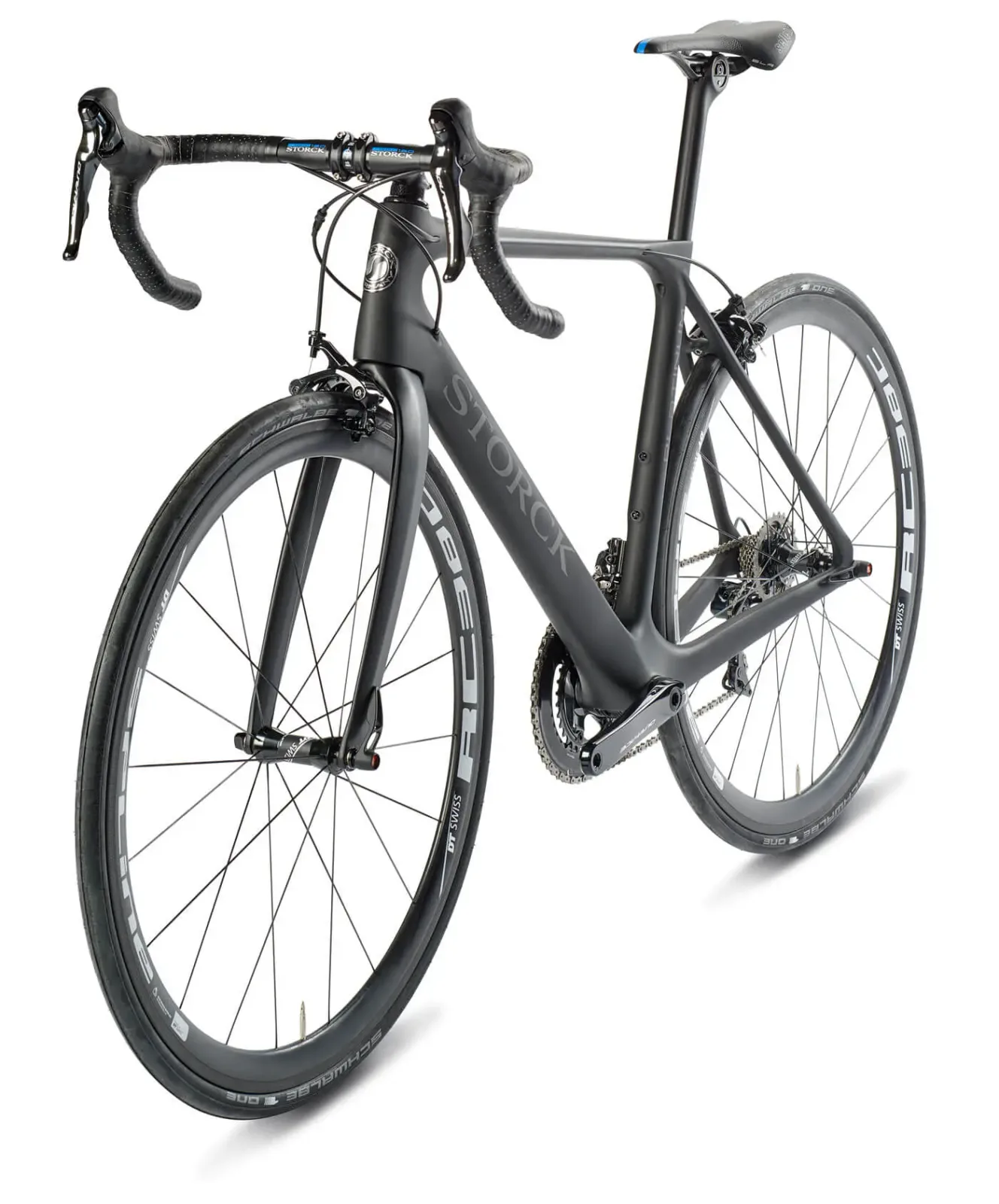 Rennrad in Dunkelgrau schräg von vorn, freigestellt vor Weiß mit leichtem Bodenschatten