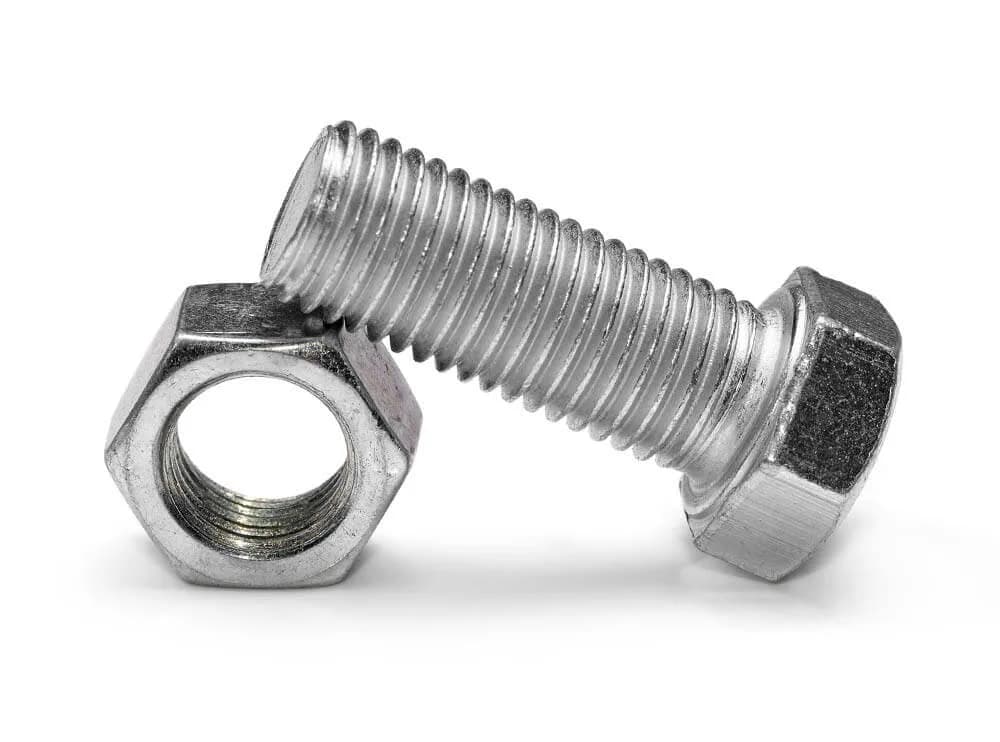 Metallene Sechskantschraube mit Gewinde und passender Mutter, freigestellt vor Weiß
