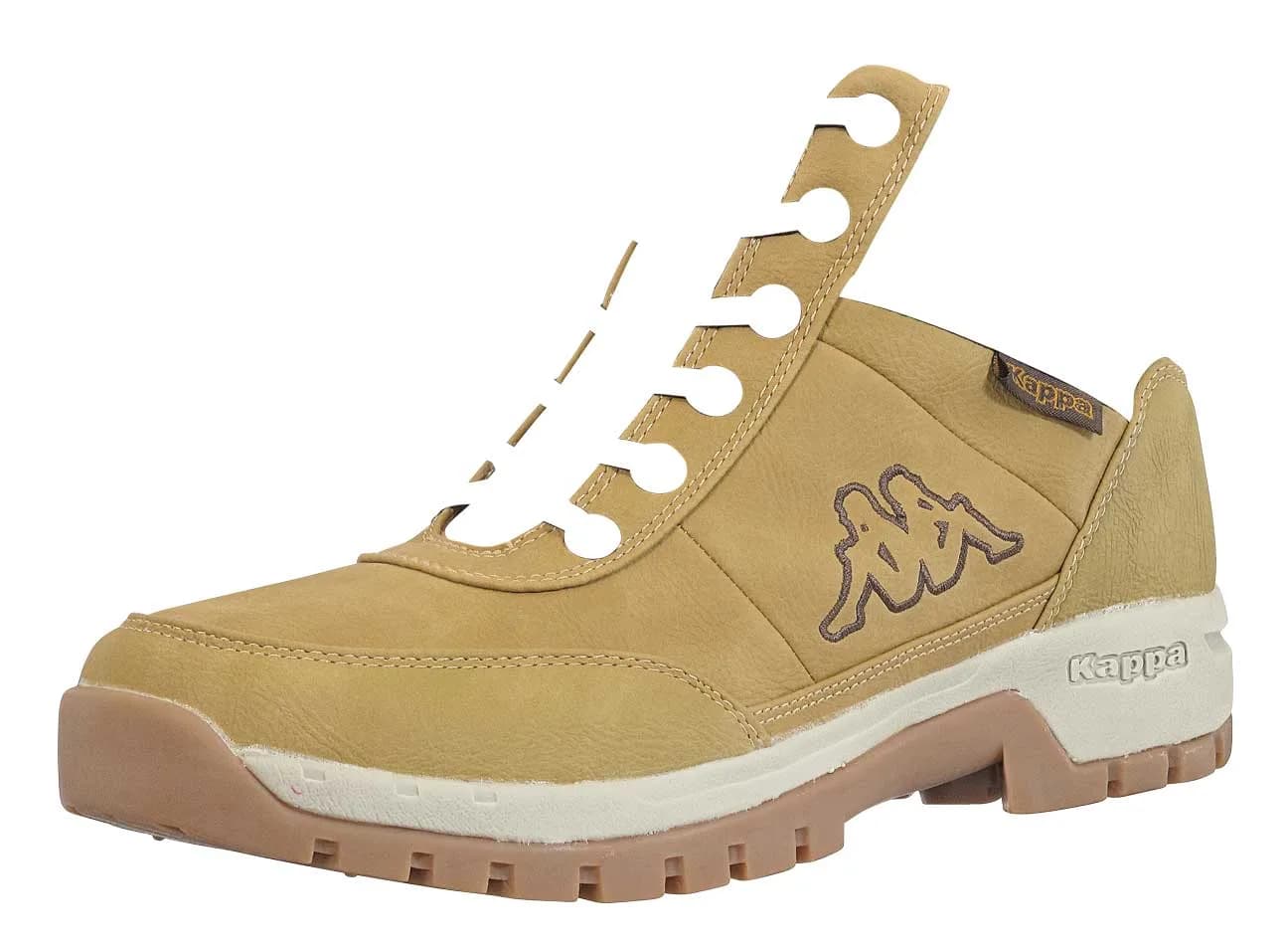 Senffarbener Sneaker mit schwebend gelegten weißen Schnürsenkeln, freigestellt vor Weiß