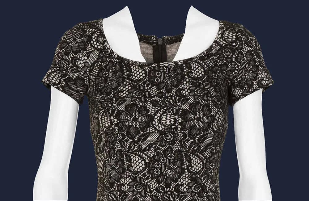 Schwarzes Spitzenkleid auf weißer Schaufensterpuppe mit sichtbarem Hals und Armen, Aufnahme vor der Montage