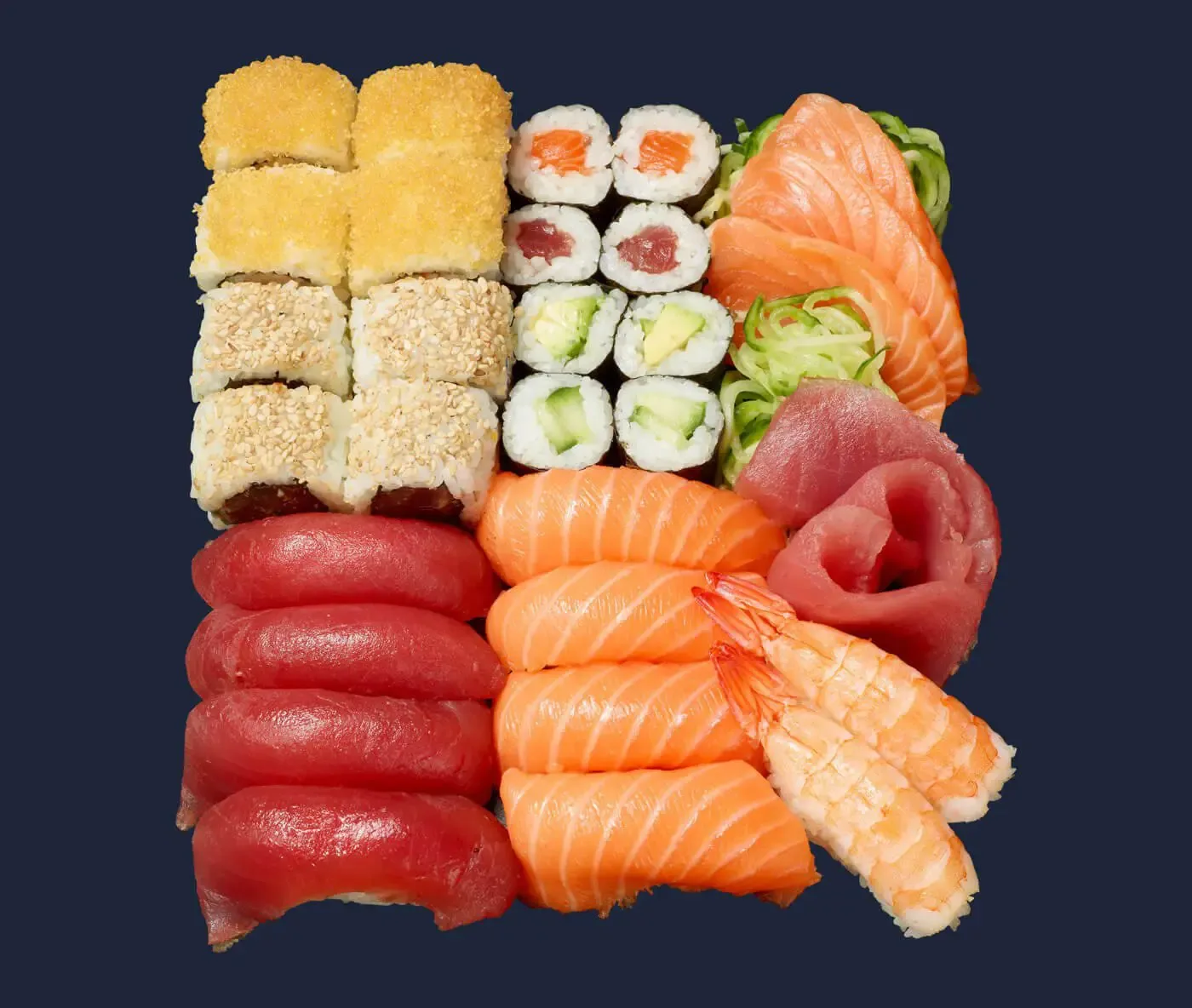 Sushi-Platte mit Maki, Nigiri mit Lachs und Thunfisch sowie Garnelen, freigestellt vor dunkelblauem Grund
