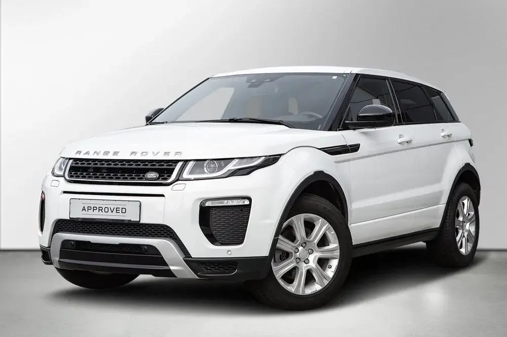 SUV nach der Bearbeitung vor einheitlichem hellgrauem Showroom-Hintergrund