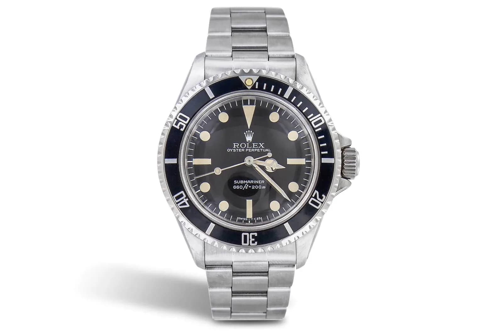 Taucheruhr mit Metallarmband, schwarzem Zifferblatt und Drehlünette, freigestellt vor Weiß mit Schatten