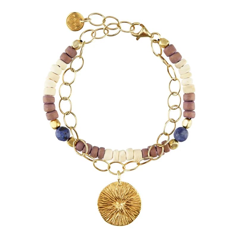 Zweireihiges Armband aus goldener Gliederkette und Holzperlen mit rundem Sonnen-Anhänger, Schmuckfoto vor Weiß