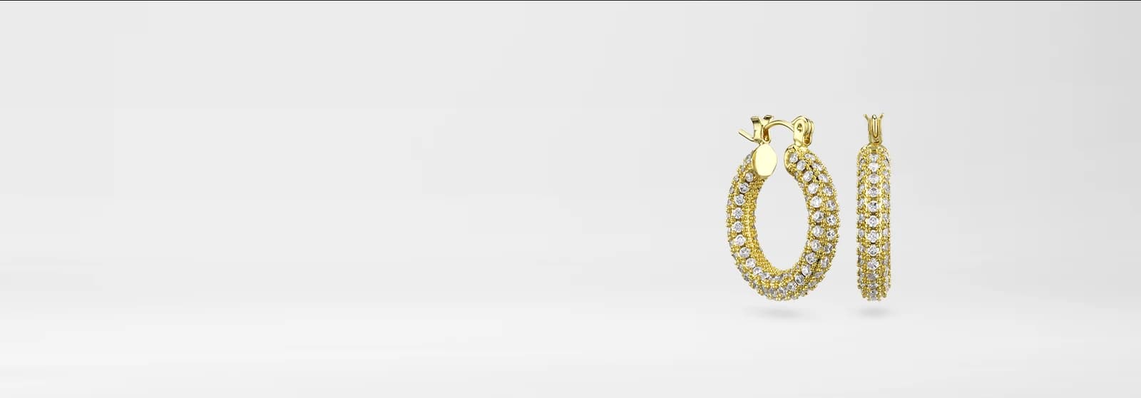 Zwei goldene Creolen mit Struktur, freigestellt auf hellem Studiogrund, Kopfbild der Schmuck-Seite