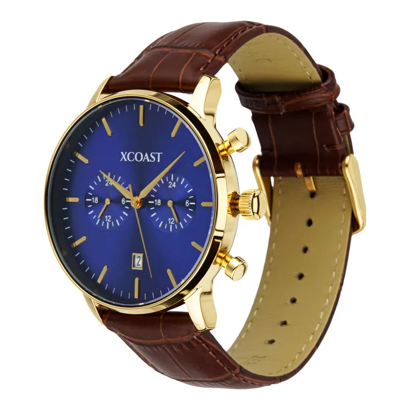 Armbanduhr mit blauem Zifferblatt und braunem Lederarmband, Schmuckfoto vor Weiß