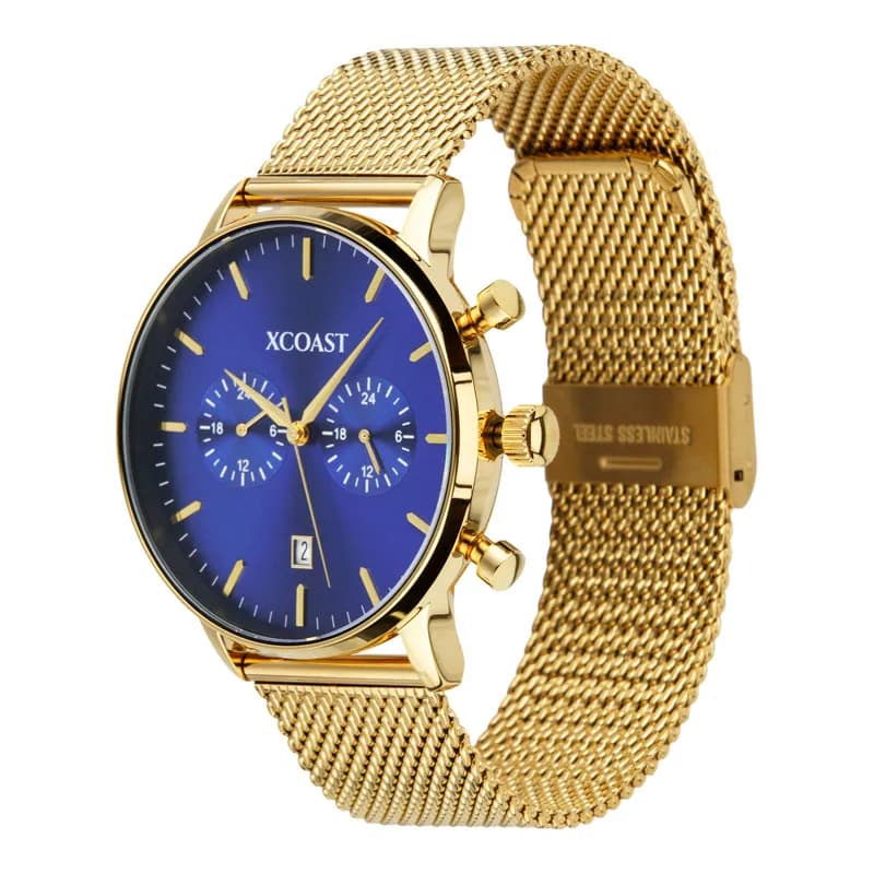 Goldene Armbanduhr mit blauem Zifferblatt und Milanaise-Armband, Schmuckfoto vor Weiß