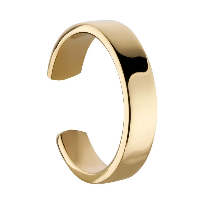 Offener goldener Ring mit glatter, spiegelnder Oberfläche, Schmuckfoto vor Weiß
