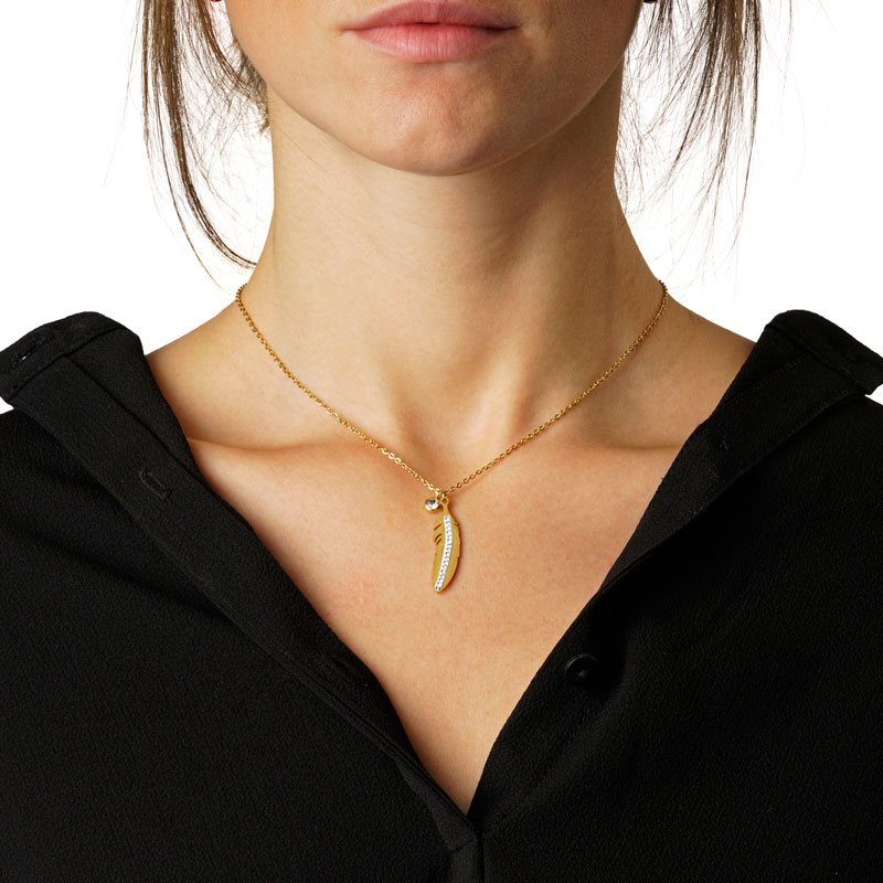 Professionelle Schmuck-fotografie einer goldenen Halskette mit einem Anhänger, der eine Feder darstellt, angelegt um den Hals einer Frau.