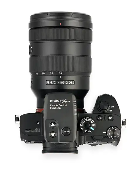 Kamera für professionelle Produktfotografie aus der Vogelperspektive vor weißem Hintergrund.